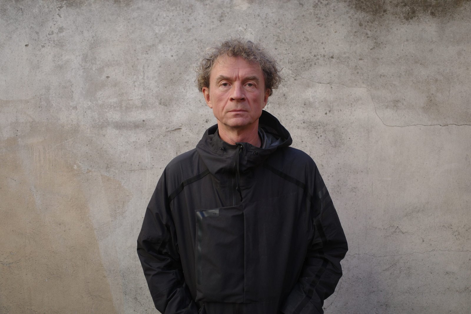 Kino režisierius Ignas Jonynas leidžiasi į kelionę per sienas: ar Pamario vandenų šaltyje blogį įveiks šviesa